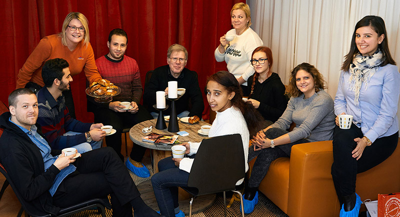 Guider och besökare i boskolan Bo i Västerås fikar tillsammans.