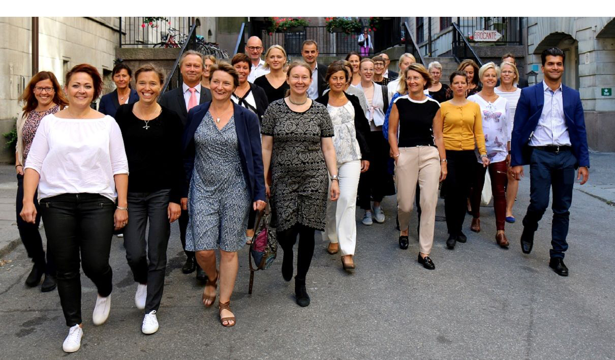 På den översta bilden syns deltagarna i årets omgång av Qraftsamling. Ett initiativ för att lyfta och inspirera kvinnliga chefer i energibranschen. Foto: Energiföretagen Sverige