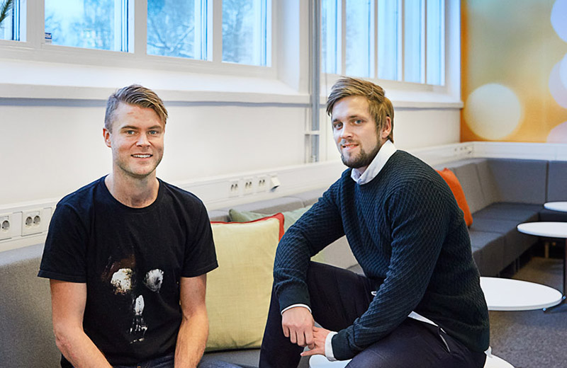 Henrik och Fredrik sitter i loungen.