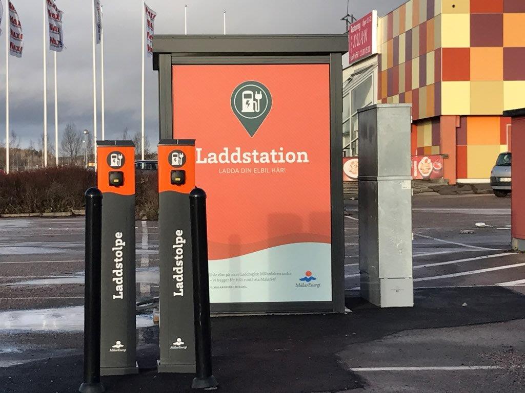 Mälarenergi firade elens dag med att inviga fyra nya laddstationer inom Laddregion Mälardalen. Totalt har vi nu etablerat 70 laddare.