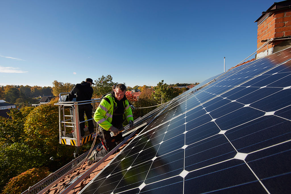Intresset för solenergi ökar. Tekniken går framåt och kostnaderna sjunker. Mälarenergi erbjuder tre standardpaket och självklart kan du bli mikroproducent och sälja tillbaka överskotts elen.