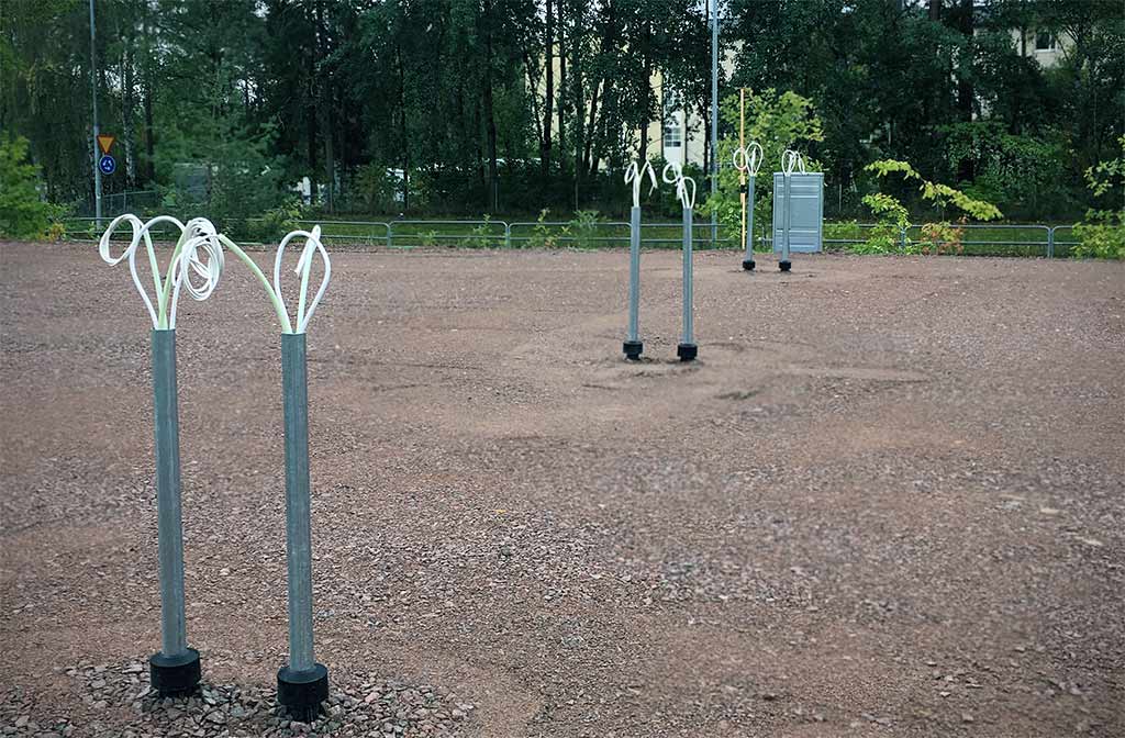 Mälarenergi har installerat 43 laddplaser på BRF Kolarhagen i Västerås.