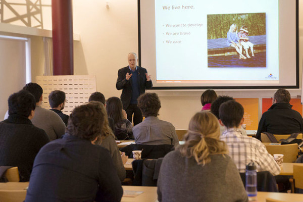 Jan Andhagen, affärsutvecklingschef på Mälarenergi träffar studenterna från Harvard University under deras studiebesök på Mälarenergi.