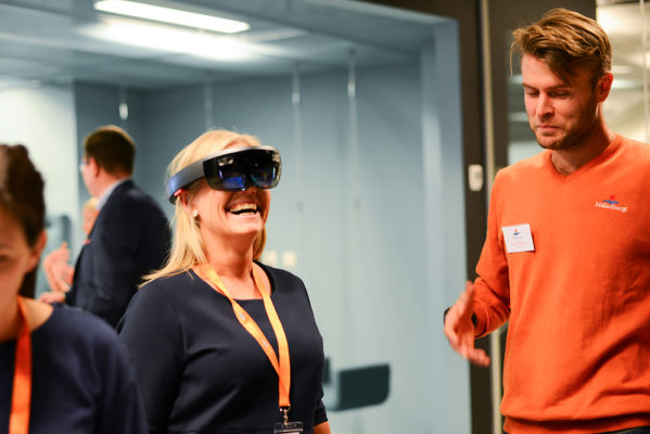 Hos Henrik Wickström, projektledare Mälarenergi, fick kunderna testa ny digital teknik, bland annat testa Microsoft HoloLens. 